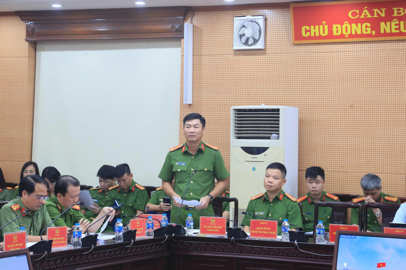 Thượng tá Nguyễn Quang Hội, Phó trưởng Phòng Cảnh sát hình sự trình bày tham luận về Luật dẫn độ Thượng tá Nguyễn Quang Hội, Phó trưởng Phòng Cảnh sát hình sự trình bày tham luận về Luật dẫn độ