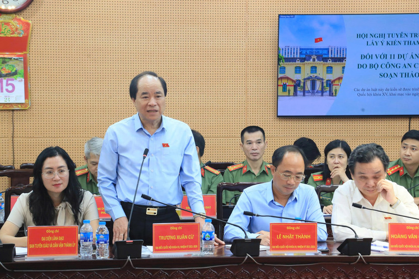 Ông Trương Xuân Cừ (Đại biểu quốc hội thành phố Hà Nội) phát biểu tại hội nghị Ông Trương Xuân Cừ (Đại biểu quốc hội thành phố Hà Nội) phát biểu tại hội nghị