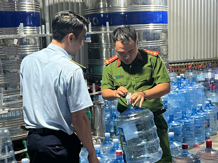 Công an Hà Nội triệt phá vụ sản xuất, buôn bán hàng giả là nước Lavie ảnh 1 Công an Hà Nội triệt phá vụ sản xuất, buôn bán hàng giả là nước Lavie ảnh 1