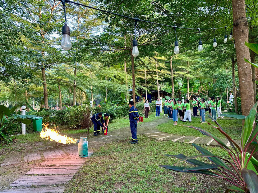 Ngoài chương trường giao lưu, vui chơi nữ CBNV được hướng dẫn kỹ năng kiến thức về an toàn cháy, nổ Ngoài chương trường giao lưu, vui chơi nữ CBNV được hướng dẫn kỹ năng kiến thức về an toàn cháy, nổ