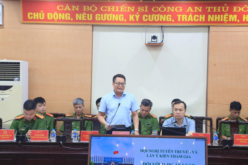 Ông Nguyễn Việt Hùng, Phó Giám đốc Sở Khoa học và công nghệ Hà Nội trình bày tham luận về Luật An ninh mạng Ông Nguyễn Việt Hùng, Phó Giám đốc Sở Khoa học và công nghệ Hà Nội trình bày tham luận về Luật An ninh mạng