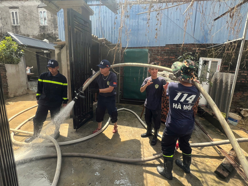 CBCS lực lượng Cảnh sát PCCC và CNCH tham gia dọn dẹp đường làng, ngõ xóm để đảm bảo vệ sinh môi trường