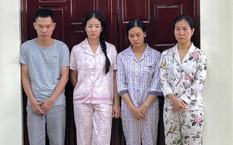 Các đối tượng sản xuất hàng giả bị Công an Hà Nội bắt giữ...