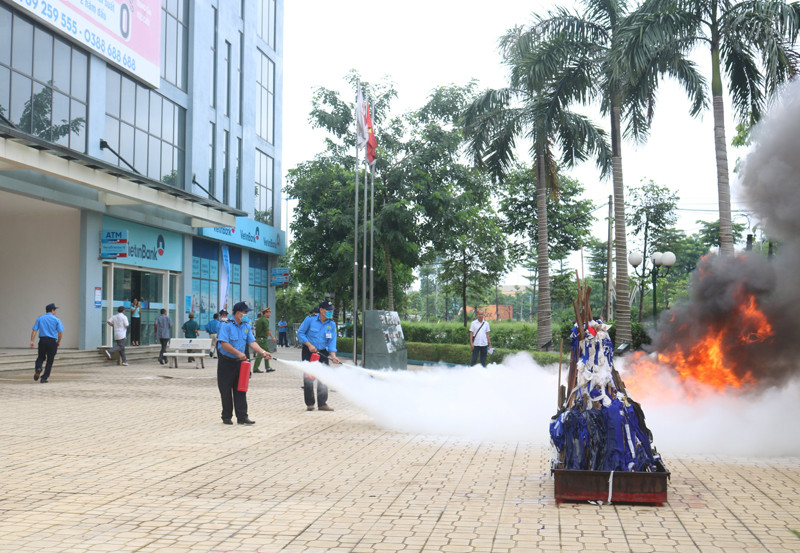 Khi phát hiện cháy lực lượng chữa cháy tại chỗ đã khẩn trương dùng bình chữa cháy xách tay dập lửa Khi phát hiện cháy lực lượng chữa cháy tại chỗ đã khẩn trương dùng bình chữa cháy xách tay dập lửa