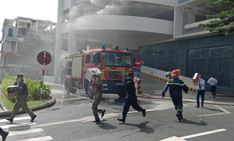 Lực lượng tìm kiếm cứu nạn tiếp cận hiện trường đám cháy giả định Lực lượng tìm kiếm cứu nạn tiếp cận hiện trường đám cháy giả định