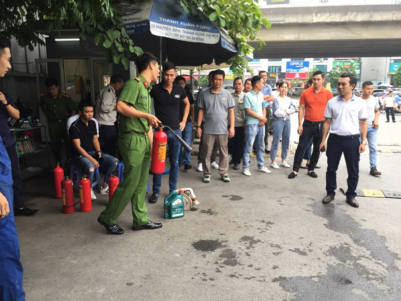 Lực lượng Cảnh sát PCCC và CNCH - CAQ Thanh Xuân tuyên truyền, hướng dẫn người dân về an toàn PCCC