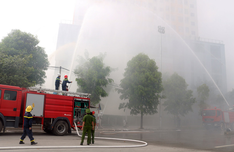 Ngay khi tiếp cận khu vực cháy, lực lượng Cảnh sát PCCC và CNCH đã triển khai các phương án ngăn cháy lan, tìm kiếm cứu nạn Ngay khi tiếp cận khu vực cháy, lực lượng Cảnh sát PCCC và CNCH đã triển khai các phương án ngăn cháy lan, tìm kiếm cứu nạn