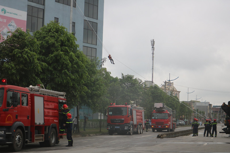 Nhiều người bị mắc kẹt trên cao đã được xe chữa cháy tiếp cận đưa xuống nơi an toàn Nhiều người bị mắc kẹt trên cao đã được xe chữa cháy tiếp cận đưa xuống nơi an toàn