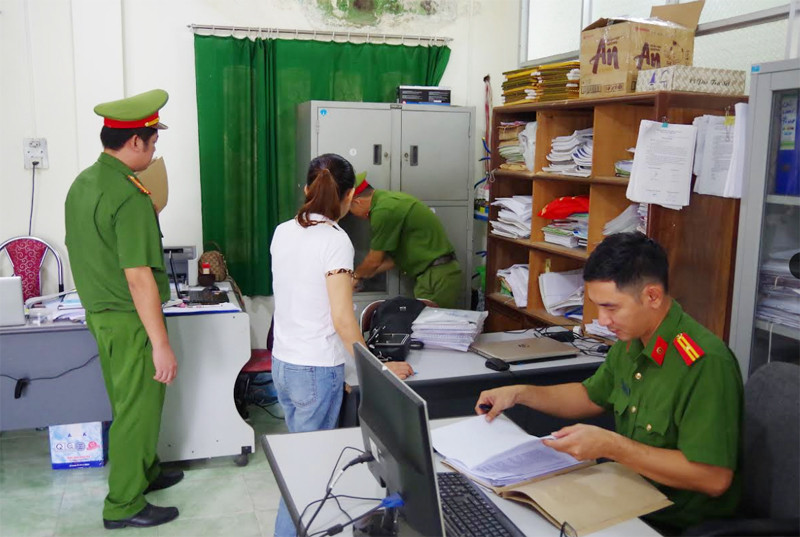 Cơ quan Công an tiến hành khám xét nơi làm việc của đối tượng Yến và Quyết Cơ quan Công an tiến hành khám xét nơi làm việc của đối tượng Yến và Quyết