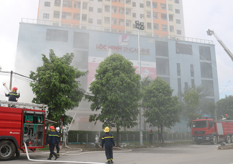 Xe thang tiếp cận tầng cao để cứu người mắc kẹt, các xe chữa cháy phun nước làm mát các cấu kiệt và ngăn cháy lan Xe thang tiếp cận tầng cao để cứu người mắc kẹt, các xe chữa cháy phun nước làm mát các cấu kiệt và ngăn cháy lan