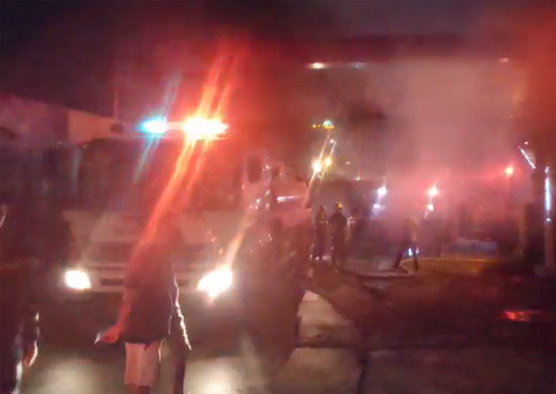 Lực lượng Cảnh sát PCCC và CNCH- CAQ Hoàng Mai kịp tời dập tắt đám cháy tại khu nahf Ban quản lý dự án chung cư Osaka