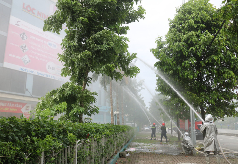 Toàn bộ tòa nhà được triển khai đồng bộ các chiến thuật chữa cháy để nhanh chóng khống chế ngọn lửa Toàn bộ tòa nhà được triển khai đồng bộ các chiến thuật chữa cháy để nhanh chóng khống chế ngọn lửa