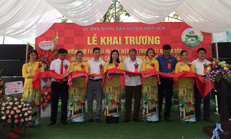 Các lãnh đạo huyện Hiệp Hòa cắt băng khai trương website hiephoaocop.vn để truy xuất nguồn gốc nông sản tiêu biểu của huyện Các lãnh đạo huyện Hiệp Hòa cắt băng khai trương website hiephoaocop.vn để truy xuất nguồn gốc nông sản tiêu biểu của huyện
