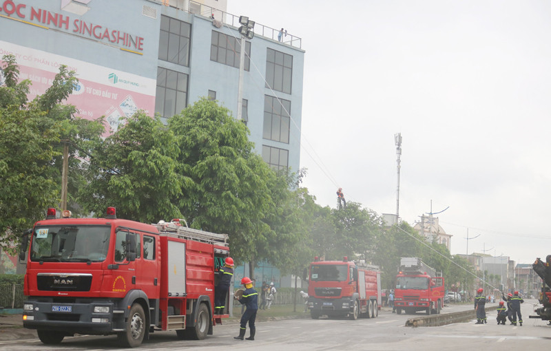 Lực lượng Cảnh sát PCCC và CNCH tiếp cận cứu người mắc kẹt từ trên cao đưa xuống nơi an toàn