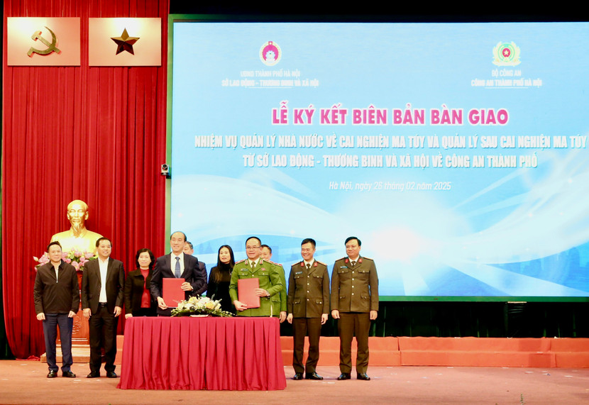 Công an thành phố Hà Nội ký kết, chuyển giao, tiếp nhận chức năng quản lý Nhà nước về cai nghiện ma túy và quản lý sau cai nghiện từ Sở Lao động - Thương binh và Xã hội Công an thành phố Hà Nội ký kết, chuyển giao, tiếp nhận chức năng quản lý Nhà nước về cai nghiện ma túy và quản lý sau cai nghiện từ Sở Lao động - Thương binh và Xã hội