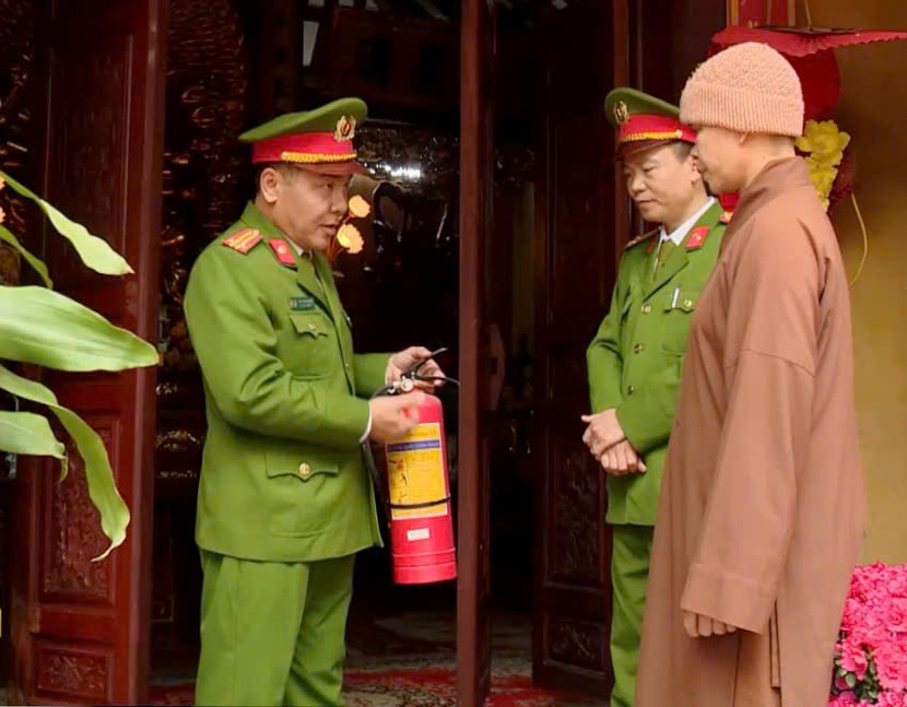 Lực lượng Cảnh sát phòng cháy, chữa cháy và cứu nạn, cứu hộ hướng dẫn nhà sư biện pháp an toàn phòng chống cháy, nổ Lực lượng Cảnh sát phòng cháy, chữa cháy và cứu nạn, cứu hộ hướng dẫn nhà sư biện pháp an toàn phòng chống cháy, nổ
