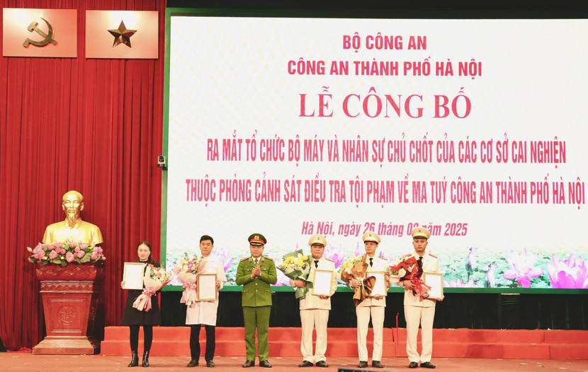 Thiếu tướng Nguyễn Thanh Tùng, Phó Giám đốc Công an thành phố Hà Nội trao Quyết định và tặng hoa chúc mừng cán bộ tham gia tổ chức bộ máy mới và nhân sự chủ chốt của các Cơ sở cai nghiện Thiếu tướng Nguyễn Thanh Tùng, Phó Giám đốc Công an thành phố Hà Nội trao Quyết định và tặng hoa chúc mừng cán bộ tham gia tổ chức bộ máy mới và nhân sự chủ chốt của các Cơ sở cai nghiện