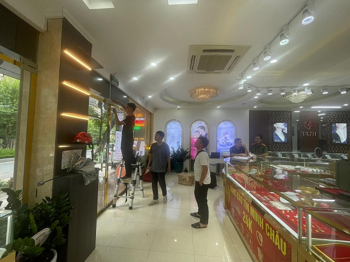 CAQ Tây Hồ tuyên truyền, hướng dẫn cơ sở kinh doanh vàng, bạc trang bị hệ thống an ninh