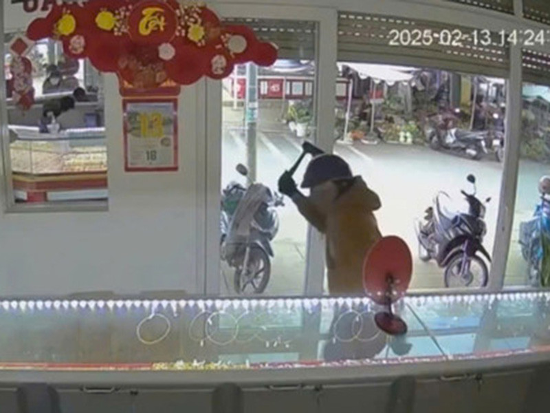 Đối tượng Phạm Thành Chung bịt mặt xông vào cướp vàng tại cửa hàng ở huyện Di Linh