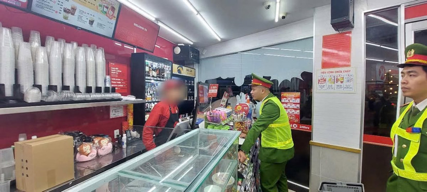 Công an quận Tây Hồ nhắc nhở cơ sở kinh doanh phòng ngừa tội phạm...