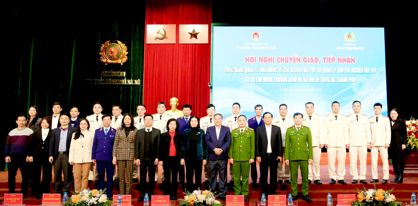 Các đại biểu chụp ảnh lưu niệm tại hội nghị chuyển giao, tiếp nhận Các đại biểu chụp ảnh lưu niệm tại hội nghị chuyển giao, tiếp nhận