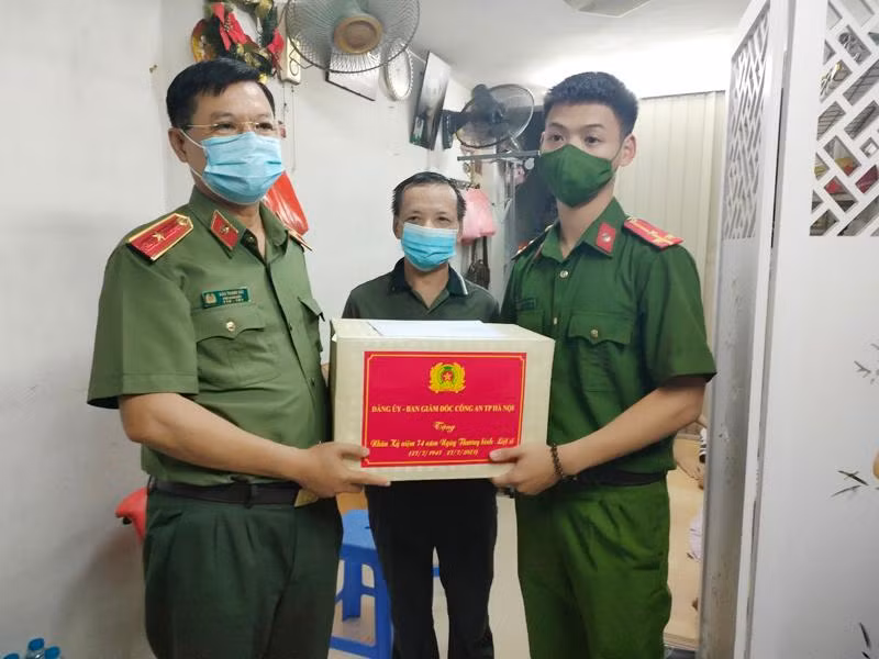 Thiếu tướng Đào Thanh Hải thăm hỏi, tặng quà thương binh Thượng úy Phạm Quý Hoàng Minh