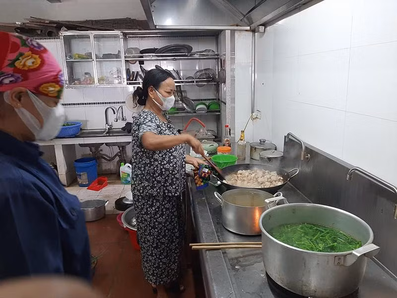 Khu bếp của gia đình anh Nguyễn Huy Hoàng luôn tất bật trong những ngày này