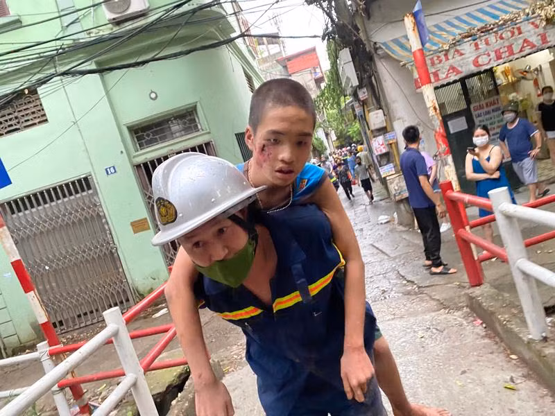 Cháu bé bị mắc kẹt được kịp thời cứu nạn đưa đến nơi an toàn