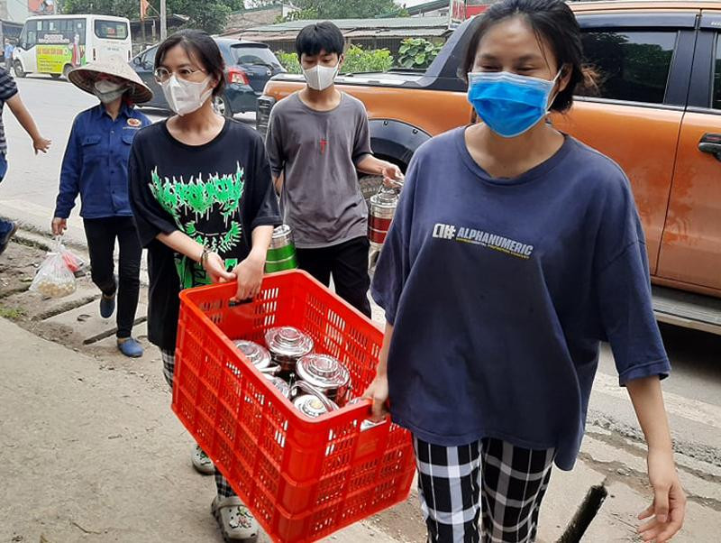 Các thành viên trong gia đình anh Nguyễn Huy Hoàng chung tay đi chợ, nhặt rau, nấu cơm và mang cơm đến điểm chốt của lực lượng làm nhiệm vụ chống dịch bệnh tại cầu Trung Hà