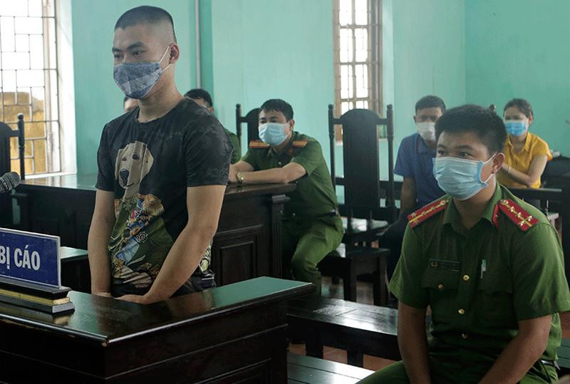 Bị cáo Tùng tại phiên tòa xét xử Bị cáo Tùng tại phiên tòa xét xử