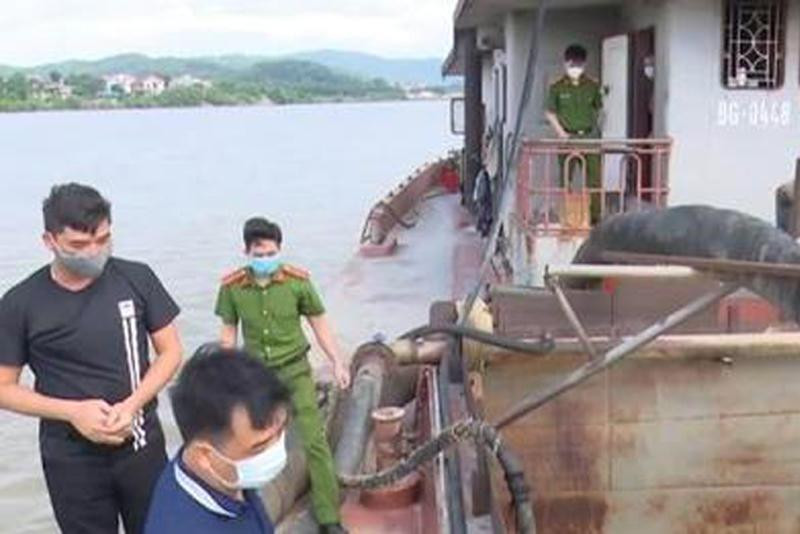 Công an tỉnh Bắc Giang phát hiện, xử lý tàu khai thác cát trái phép trên sông Cầu, địa phận huyện Yên Dũng Công an tỉnh Bắc Giang phát hiện, xử lý tàu khai thác cát trái phép trên sông Cầu, địa phận huyện Yên Dũng