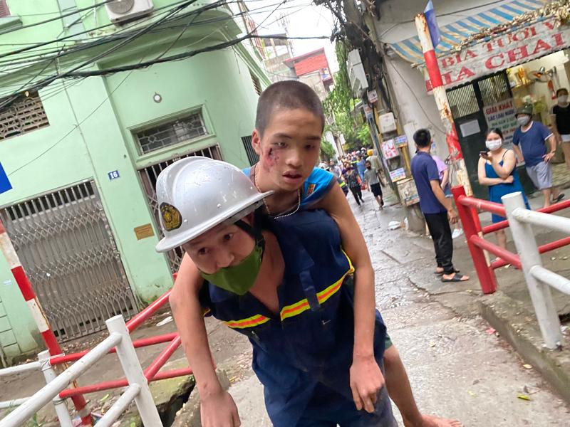 Cháu bé bị mắc kẹt được kịp thời cứu nạn đưa đến nơi an toàn