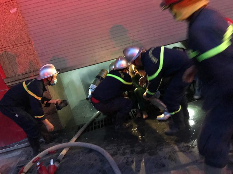 Lực lượng cứu nạn, cứu hộ tiếp cận tìm kiếm người mắc kẹt đưa đến nơi an toàn