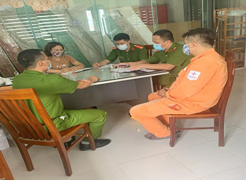 : Công an xã Đông Dư phối hợp cùng Đội Cảnh sát PCCC&amp;CNCH - CAH Gia Lâm, Công ty điện lực Gia Lâm kiểm tra an toàn PCCC tại một nhà ở kết hợp kinh doanh