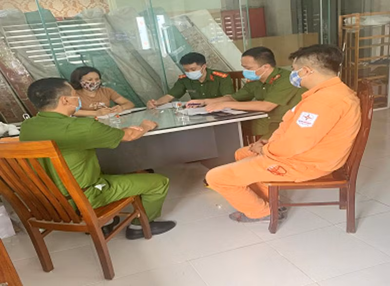 : Công an xã Đông Dư phối hợp cùng Đội Cảnh sát PCCC&amp;CNCH - CAH Gia Lâm, Công ty điện lực Gia Lâm kiểm tra an toàn PCCC tại một nhà ở kết hợp kinh doanh