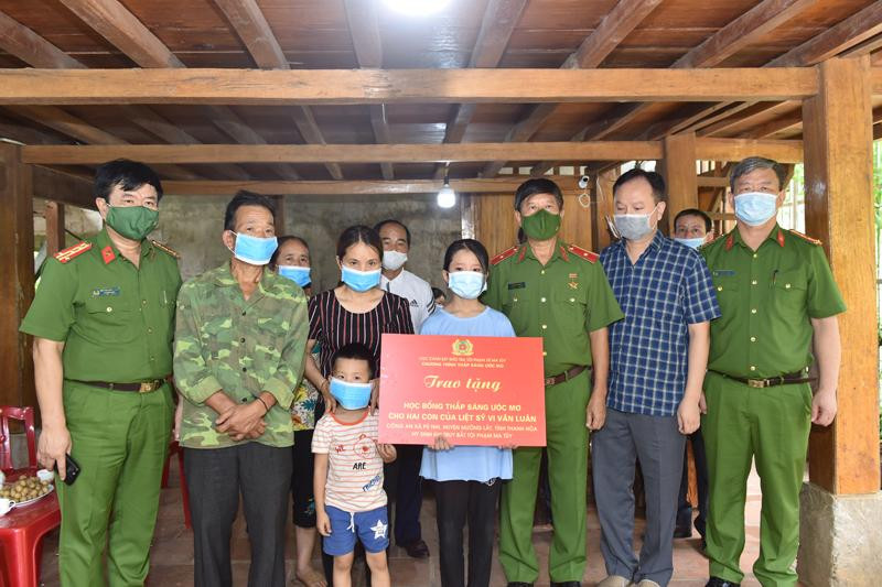 Thiếu tướng Vũ Hùng Vương, nguyên tổng cục phó Tổng cục Cảnh sát; Đại tá Vũ Văn Hậu, Phó Cục trưởng Cục Cảnh sát điều tra tội phạm về ma túy- Bộ Công an trao tặng học bổng thân nhân liệt sỹ Vi Văn Luân