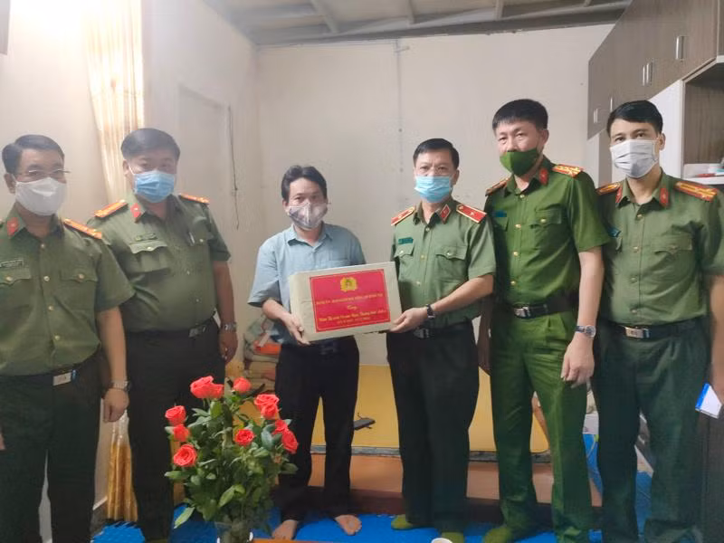 Thiếu tướng Đào Thanh Hải - Phó Giám đốc CATP thăm hỏi, tặng quà gia đình thân nhân liệt sỹ Nguyễn Hợp Châu