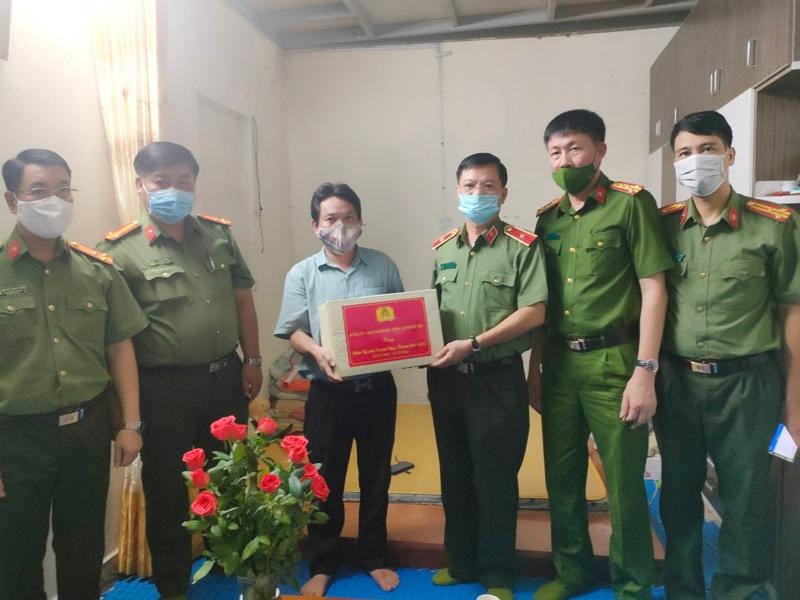 Thiếu tướng Đào Thanh Hải - Phó Giám đốc CATP thăm hỏi, tặng quà gia đình thân nhân liệt sỹ Nguyễn Hợp Châu