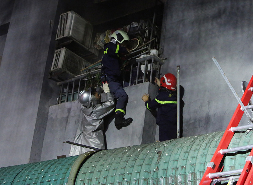 Do chủ nhân khoá cửa không có nhà, nên các lực lượng phải phá cửa sổ tiếp cận chữa cháy