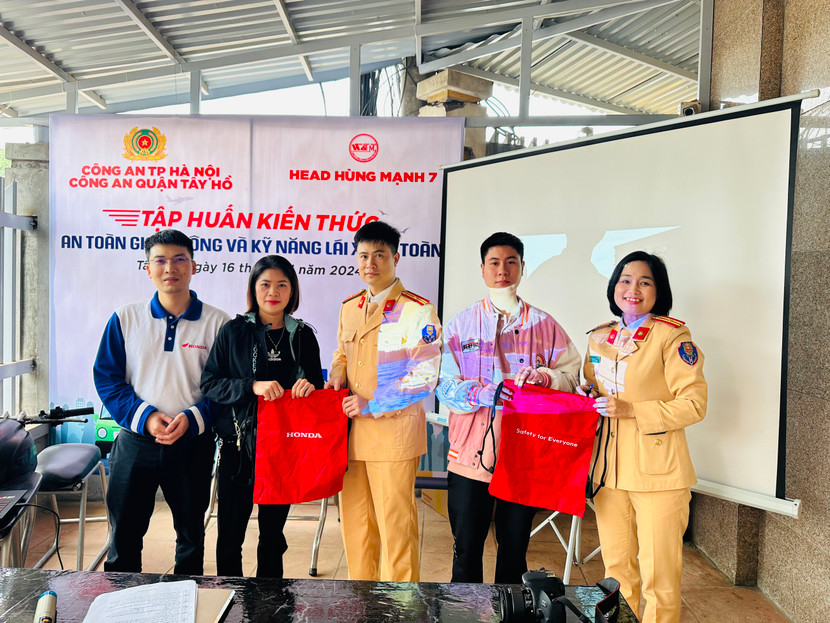 Đơn vị tổ chức tặng quà cho những trường hợp giải quyết tình huống, kỹ năng đúng quy định, an toàn