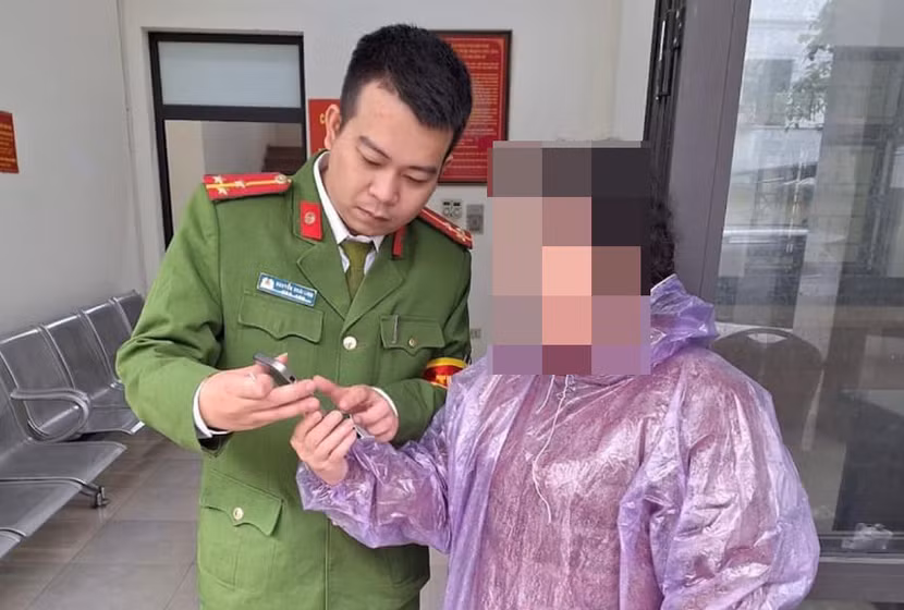 Thượng úy Nguyễn Hoài Linh tuyên truyền, giải thích người dân cảnh giác tội phạm qua không gian mạng