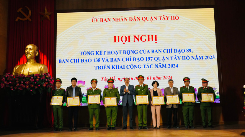 Ông Nguyễn Đình Khuyến, Chủ tịch UBND quận Tây Hồ trao khen thưởng cho tập thể, cá nhân có thành tích xuất sắc trong công tác năm 2023