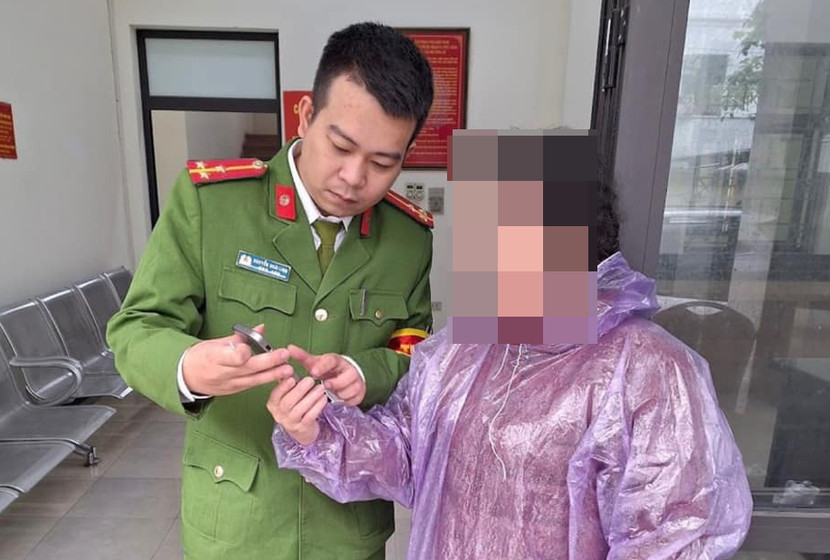 Thượng úy Nguyễn Hoài Linh tuyên truyền, giải thích người dân cảnh giác tội phạm qua không gian mạng