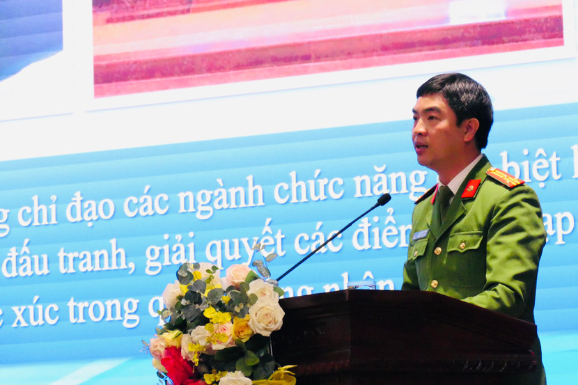 Đại diện cơ quan Thường trực các Ban Chỉ đạo quận, Thượng tá Nguyễn Hữu Khánh, Trưởng Công an quận Tây Hồ báo cáo kết quả công tác của các Ban chỉ đạo 89, 138, 197 quận Tây Hồ