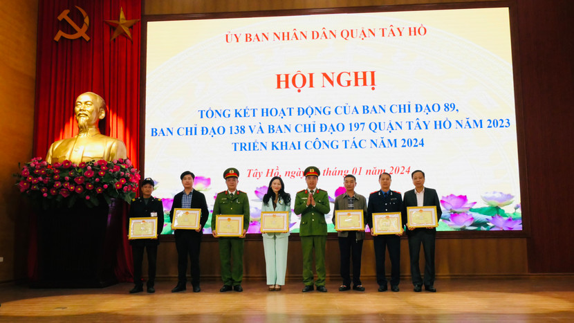 Thượng tá Nguyễn Hữu Khánh, Trưởng Công an quận Tây Hồ trao khen thưởng cho tập thể, cá nhân có thành tích xuất sắc