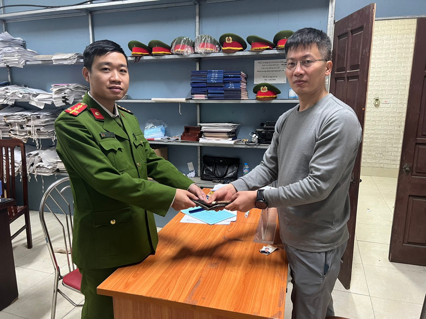 Đại úy Nguyễn Quang Vũ trao trả lại tài sản cho người đánh rơi