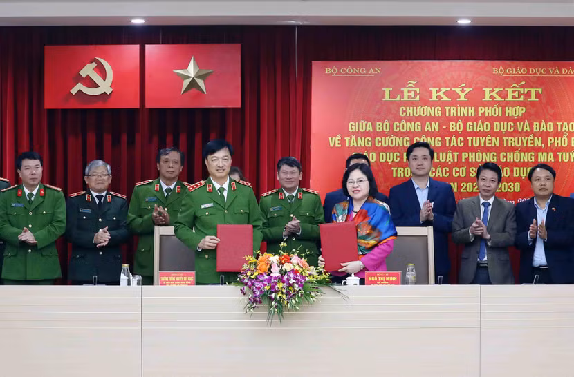 Thượng tướng Nguyễn Duy Ngọc, Uỷ viên Trung ương Đảng, Thứ trưởng Bộ Công an và đồng chí Ngô Thị Minh, Thứ trưởng Bộ Giáo dục và Đào tạo đồng chủ trì Lễ ký kết