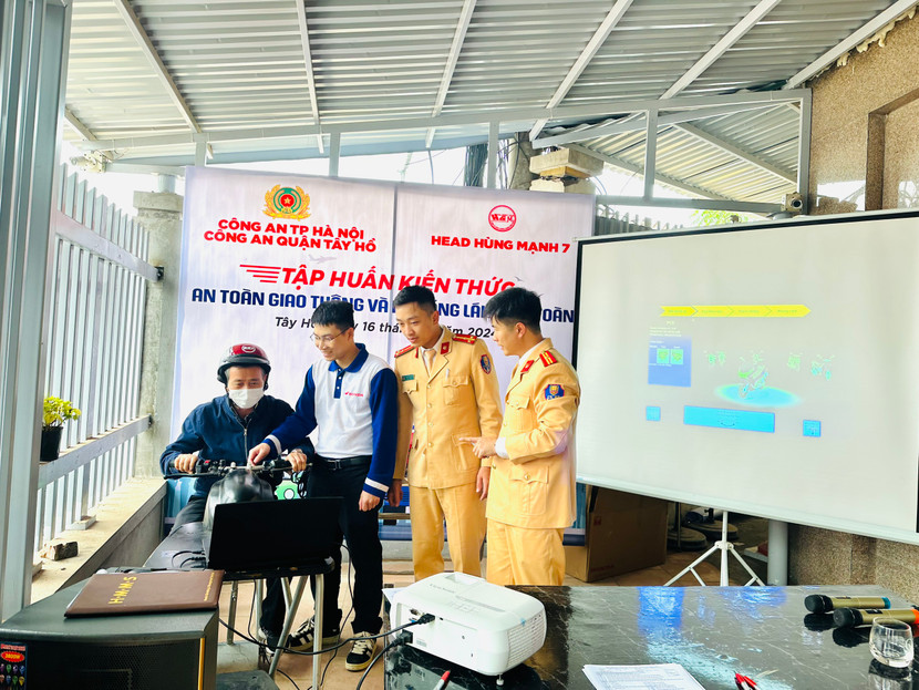 Đội CSGT- TT phối hợp tuyên truyền, trang bị kỹ năng lái xe an toàn cho người dân