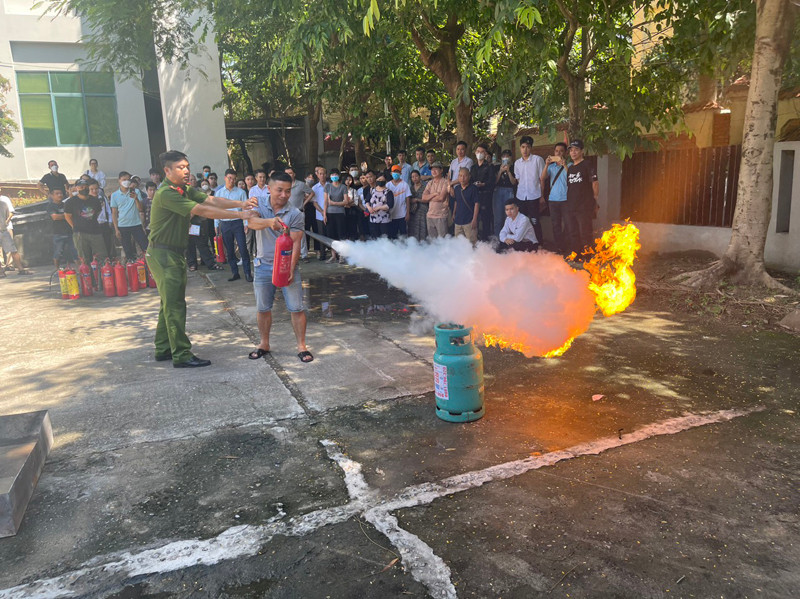 Cảnh sát PCCC và CNCH- CAQ Tây Hồ tuyên truyền, truyền đạt kỹ năng xử lý đám cháy cho chủ cơ sở kinh doanh có điều kiện