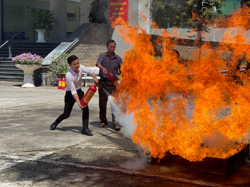 Các học viên thực hành sử dụng bình chữa cháy hiệu quả, an toàn